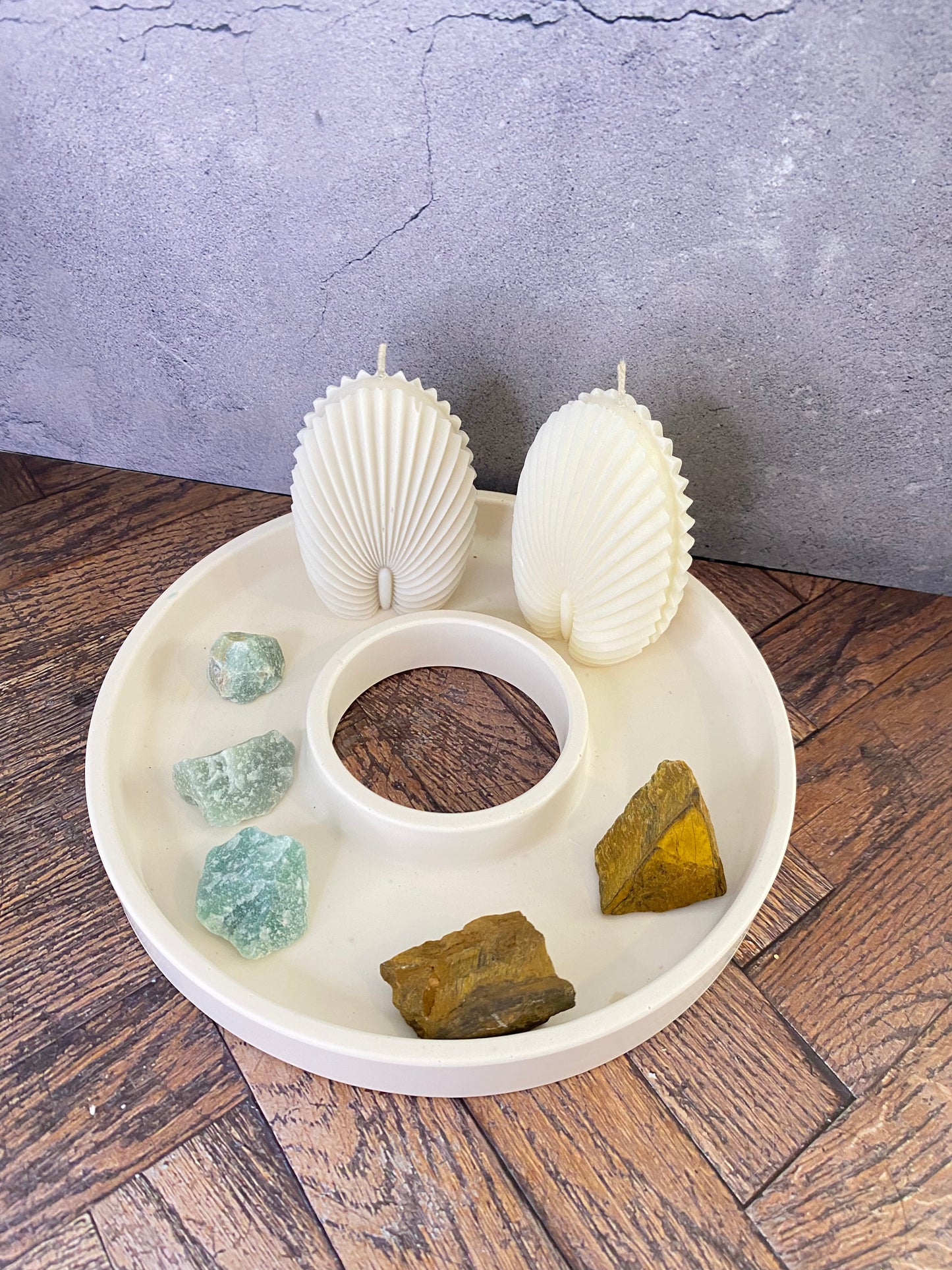 Dekoteller - Dekoring, hangegossen aus Jesin mit Kerze, Tigerauge- und Jade Kristalle, Trockenblume