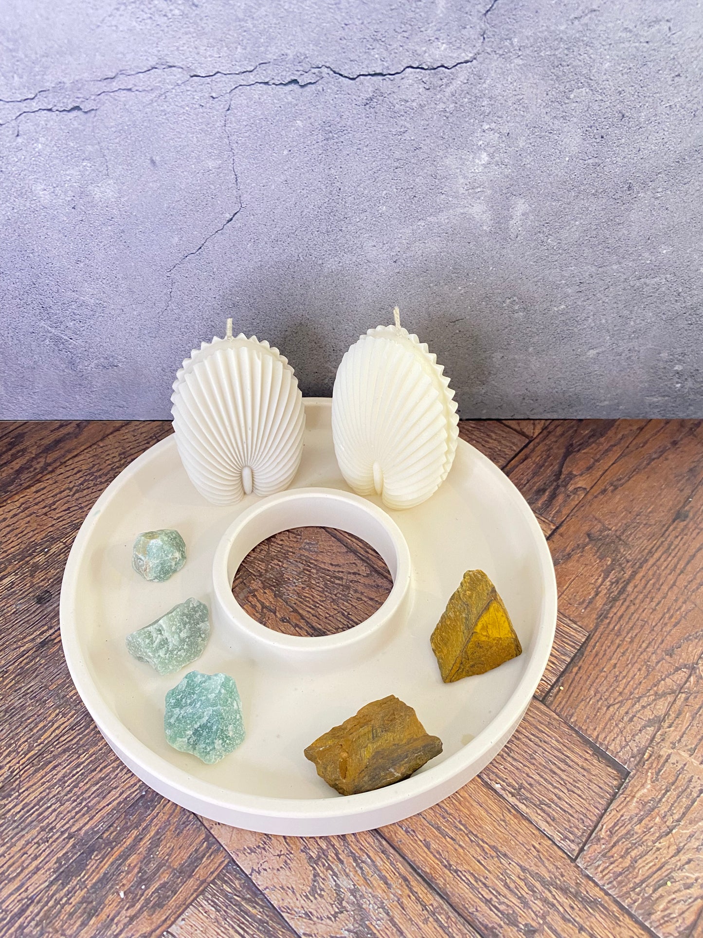 Dekoteller - Dekoring, hangegossen aus Jesin mit Kerze, Tigerauge- und Jade Kristalle, Trockenblume