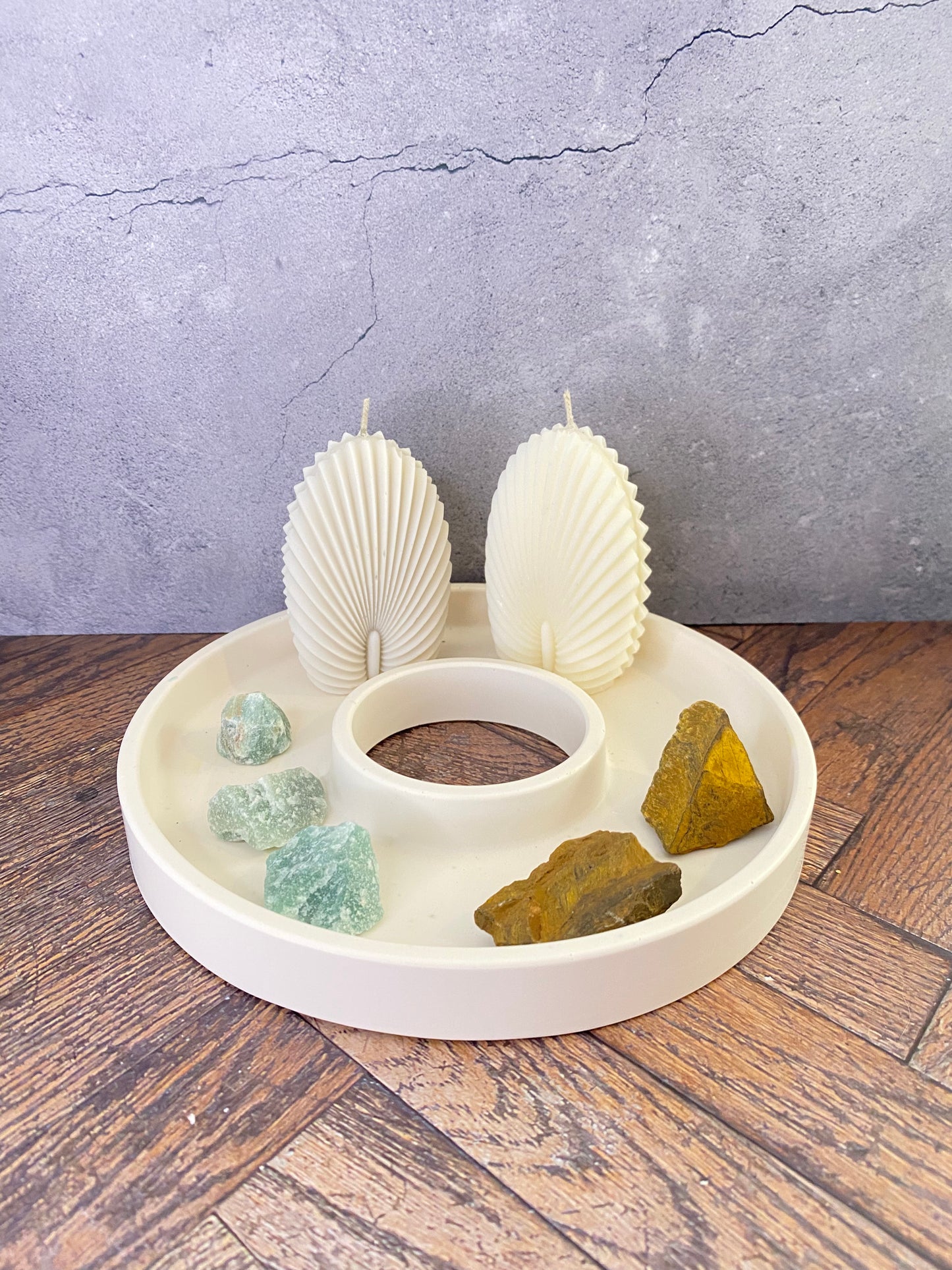 Dekoteller - Dekoring, hangegossen aus Jesin mit Kerze, Tigerauge- und Jade Kristalle, Trockenblume