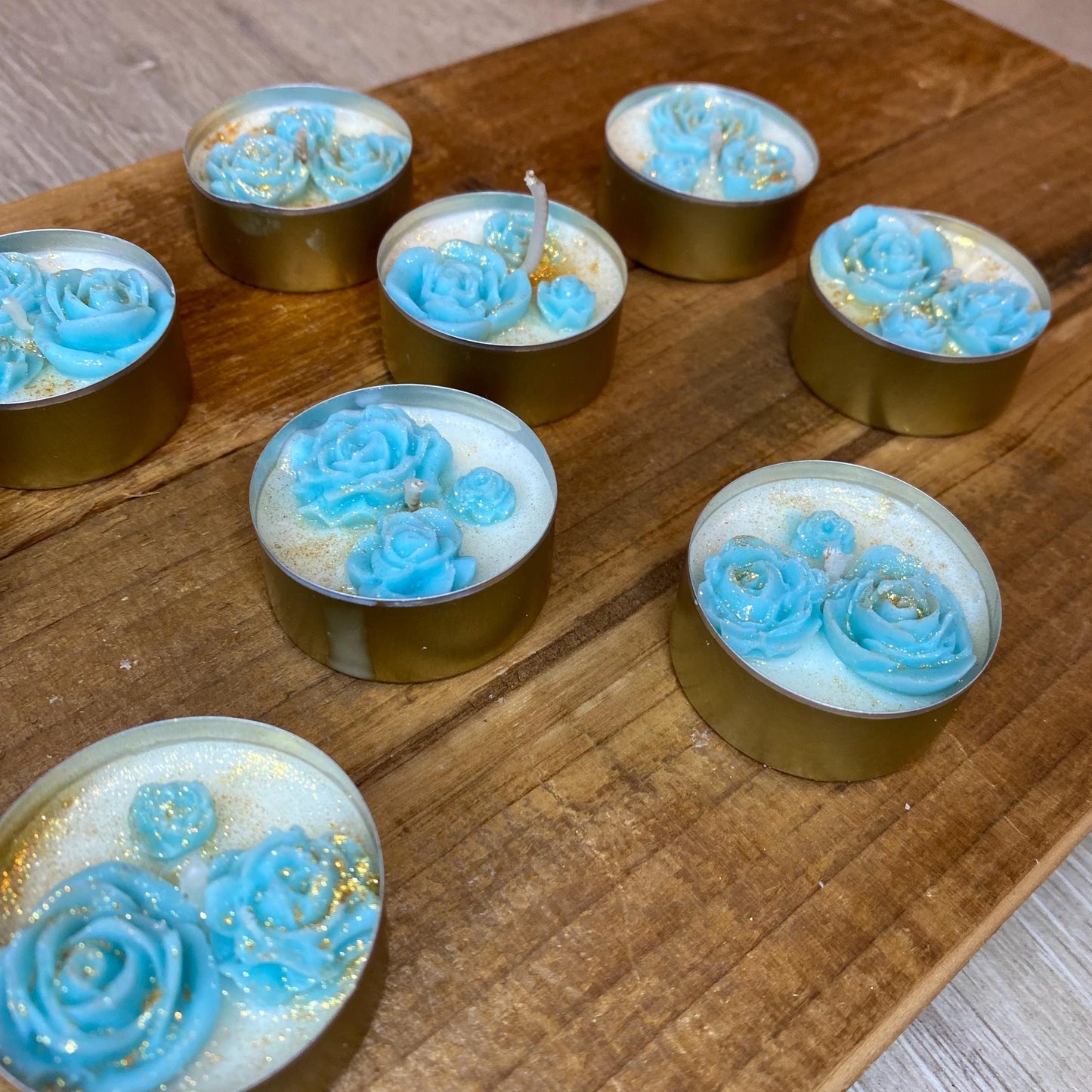 Teelicht-Set mit Wachsblüten , handgegossen