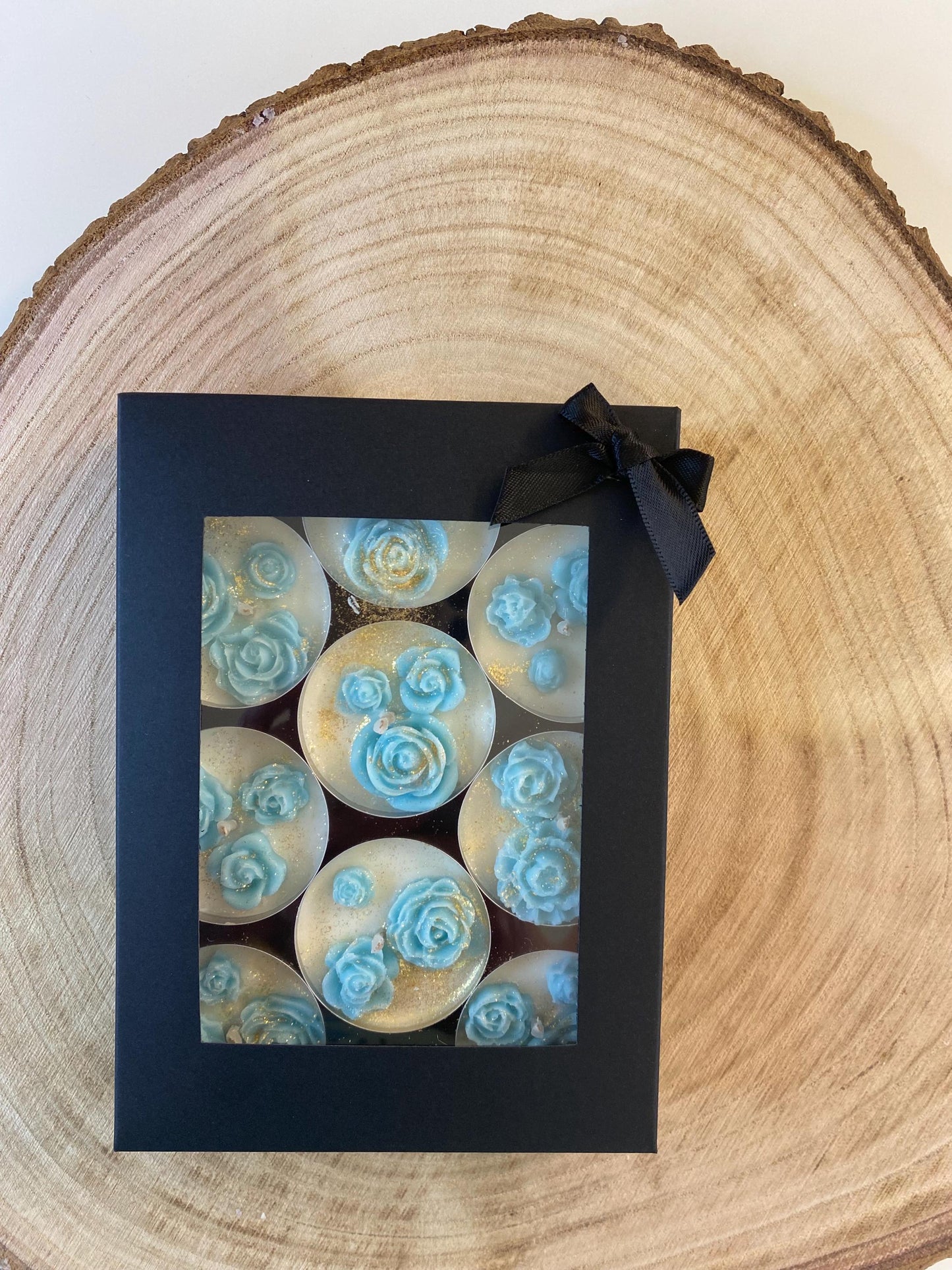 Teelicht-Set mit Wachsblüten , handgegossen