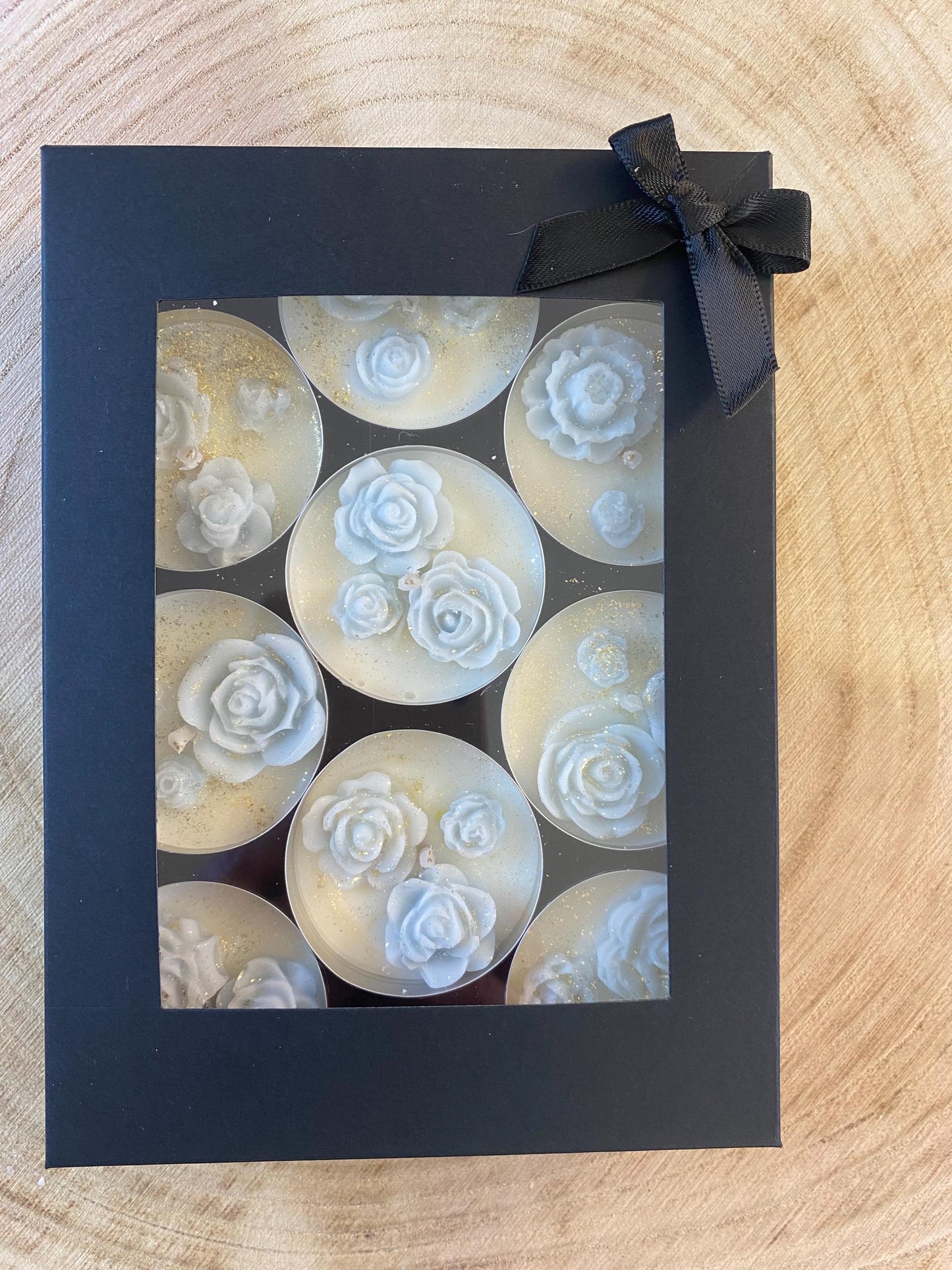 Teelicht-Set mit Wachsblüten , handgegossen