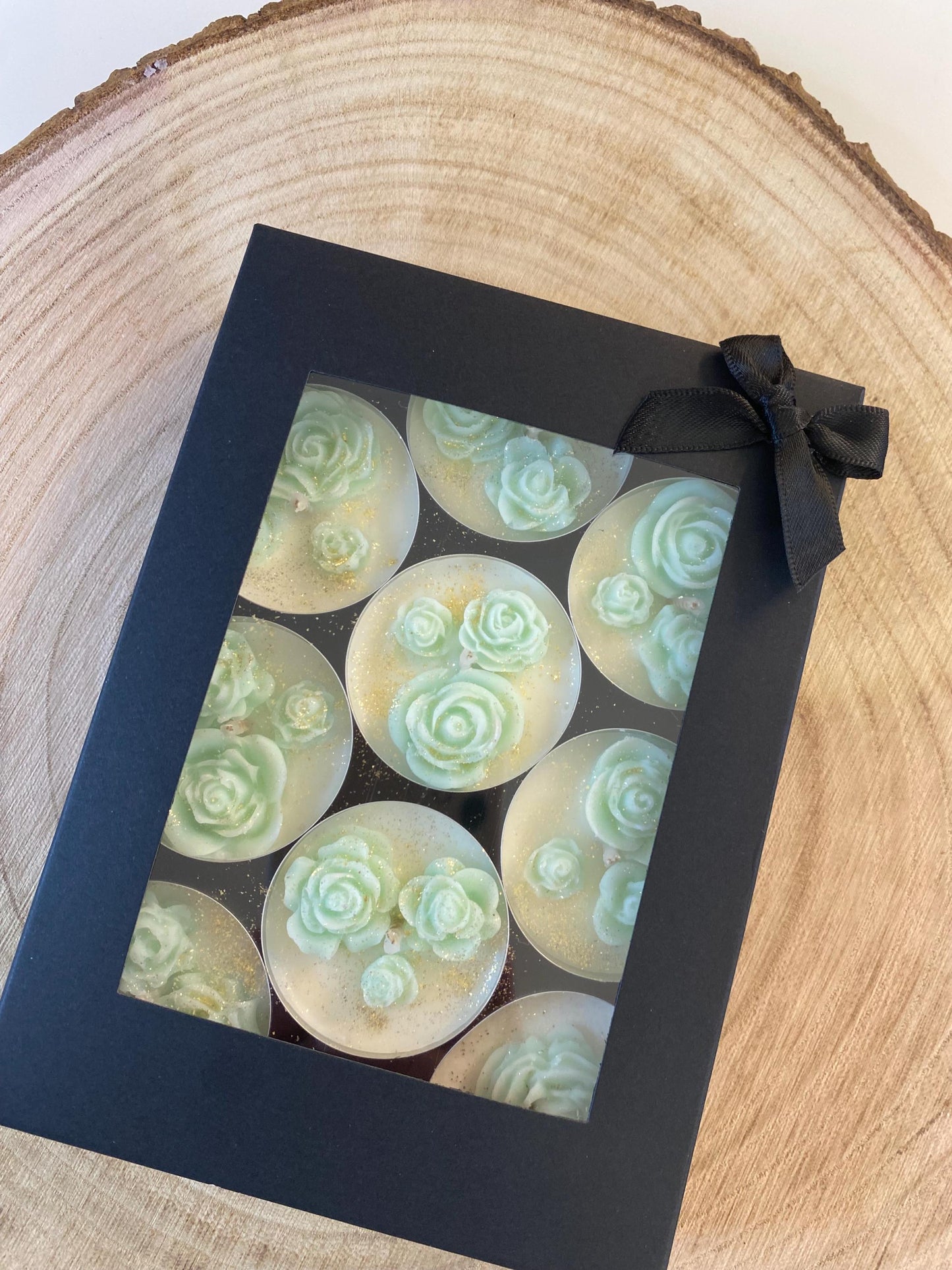 Teelicht-Set mit Wachsblüten , handgegossen