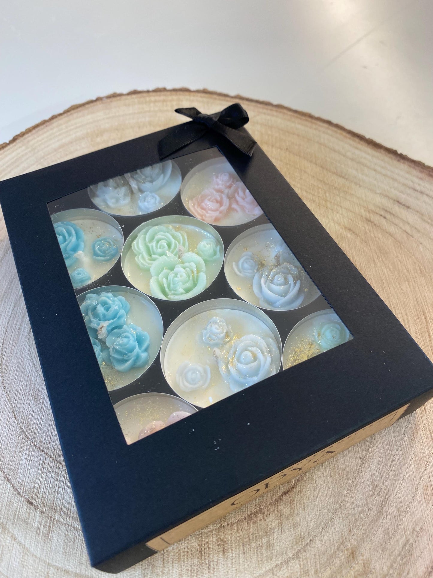 Teelicht-Set mit Wachsblüten , handgegossen