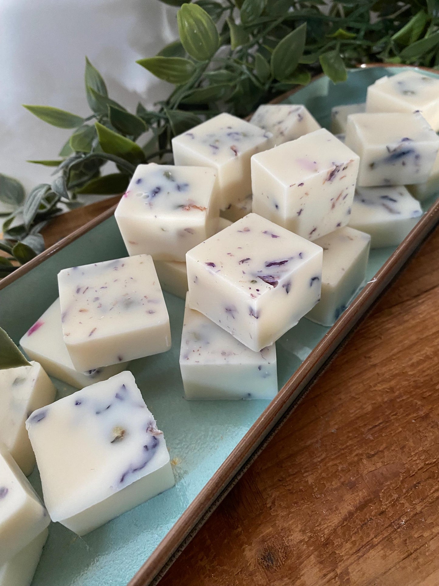 Melts / Duftwachs für Duftlampe mit getrockneten Malvenblütenblätter oder Amaranthblütenblätter