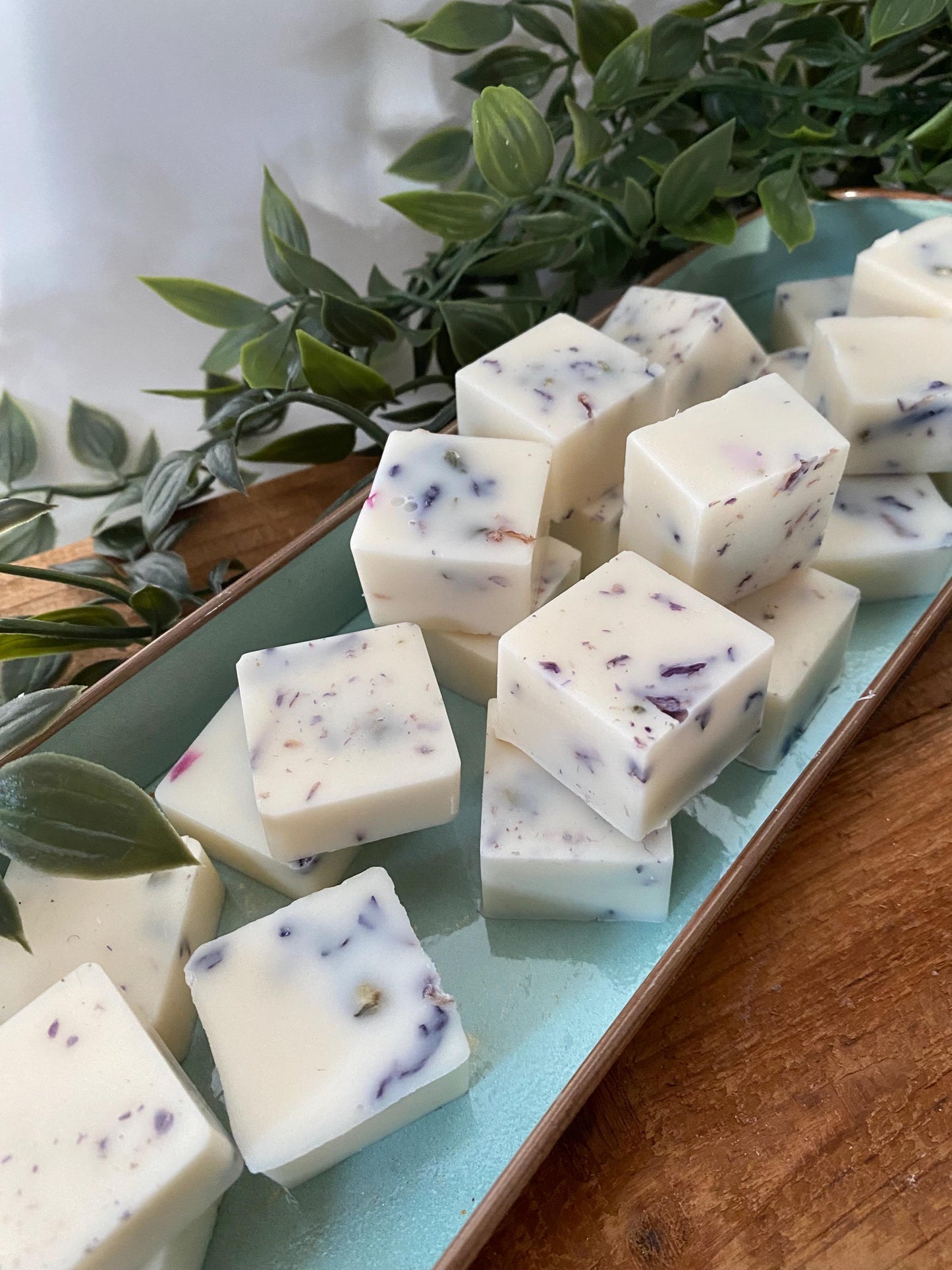 Melts / Duftwachs für Duftlampe mit getrockneten Malvenblütenblätter oder Amaranthblütenblätter