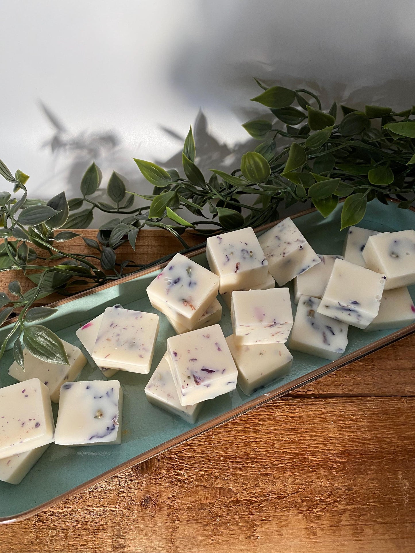 Melts / Duftwachs für Duftlampe mit getrockneten Malvenblütenblätter oder Amaranthblütenblätter