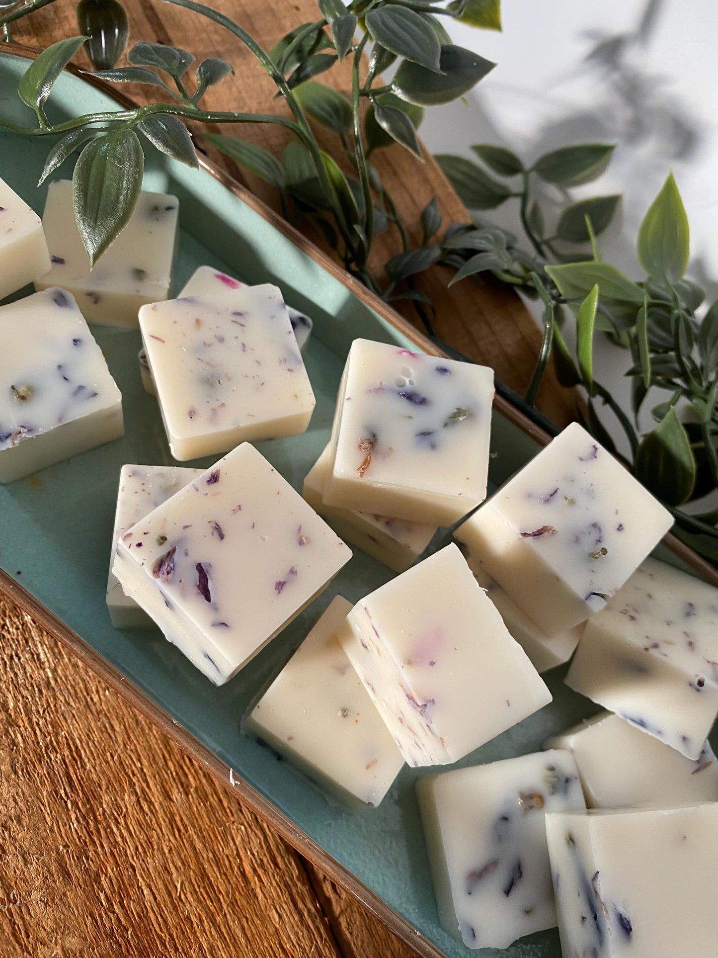 Melts / Duftwachs für Duftlampe mit getrockneten Malvenblütenblätter oder Amaranthblütenblätter