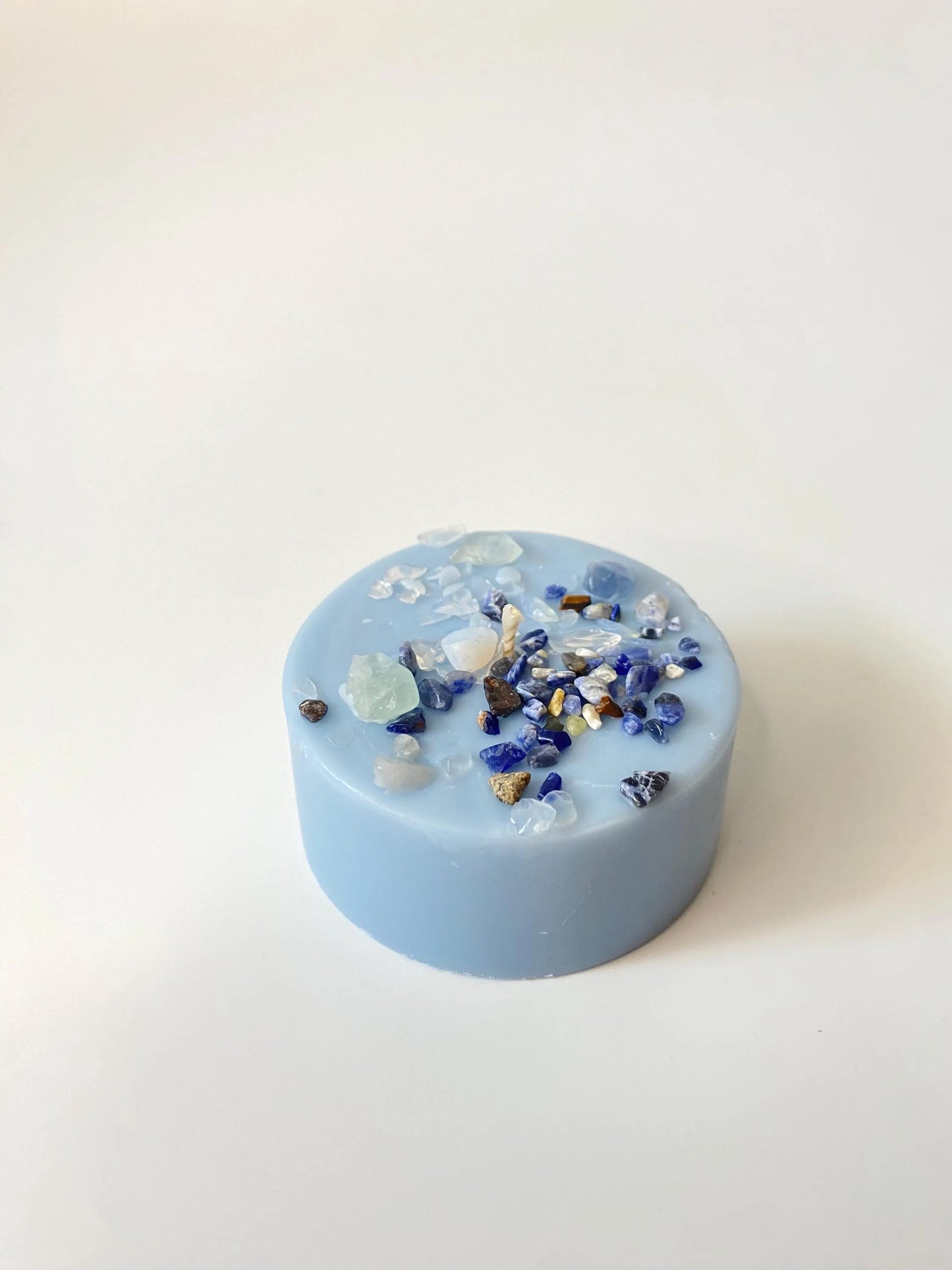 Ritual Kristallkerze mit Sodalith, Opalit und Fluroit - Jasmin Lilac Duft