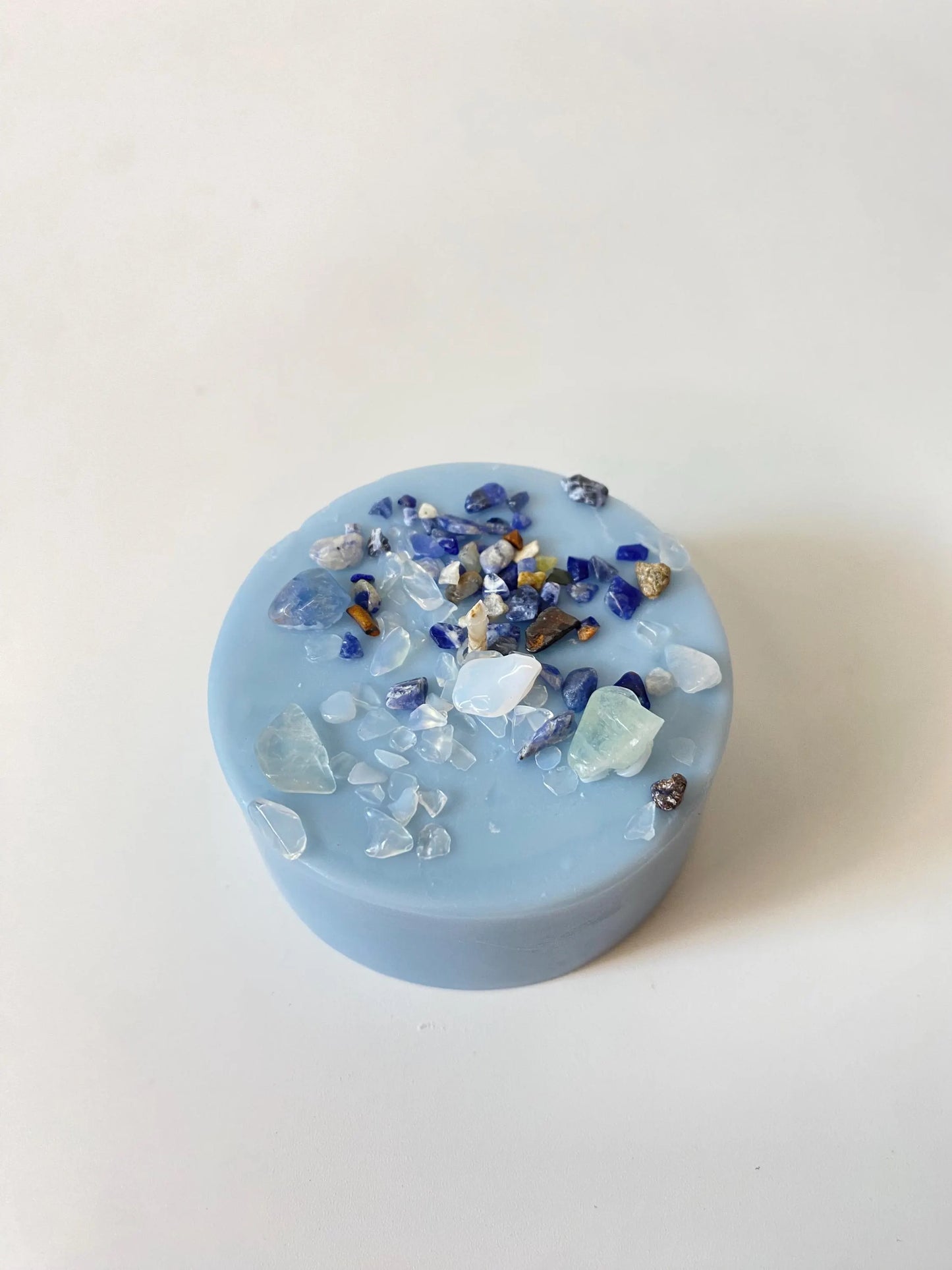 Ritual Kristallkerze mit Sodalith, Opalit und Fluroit - Jasmin Lilac Duft