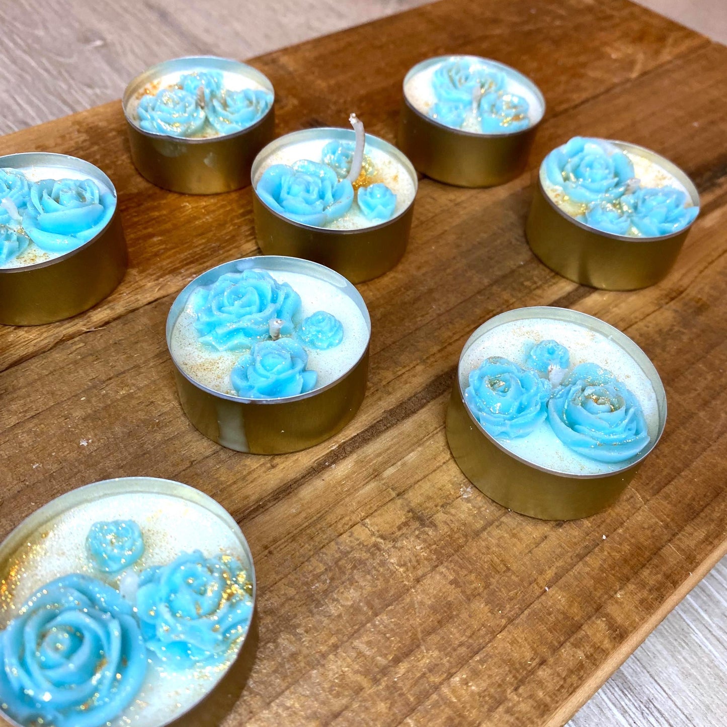 Teelicht-Set mit Wachsblüten , handgegossen