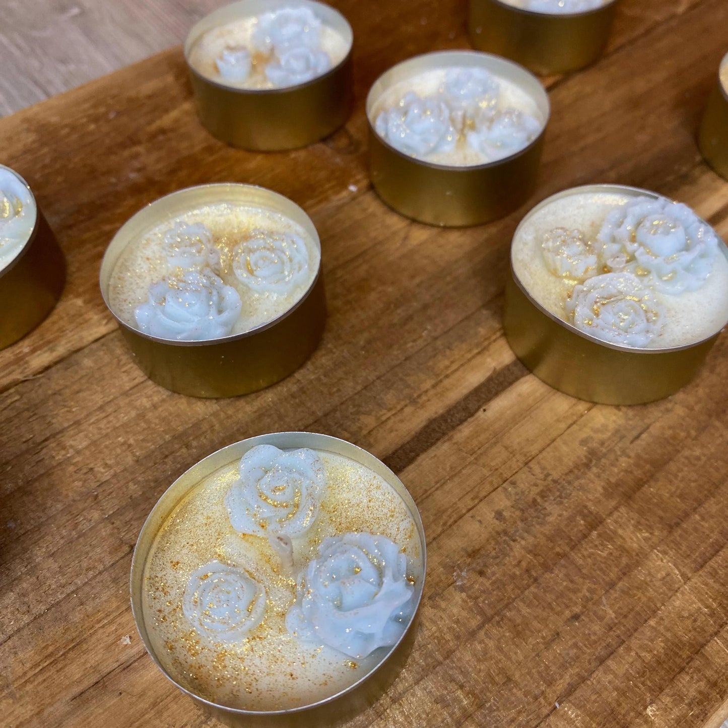 Teelicht-Set mit Wachsblüten , handgegossen