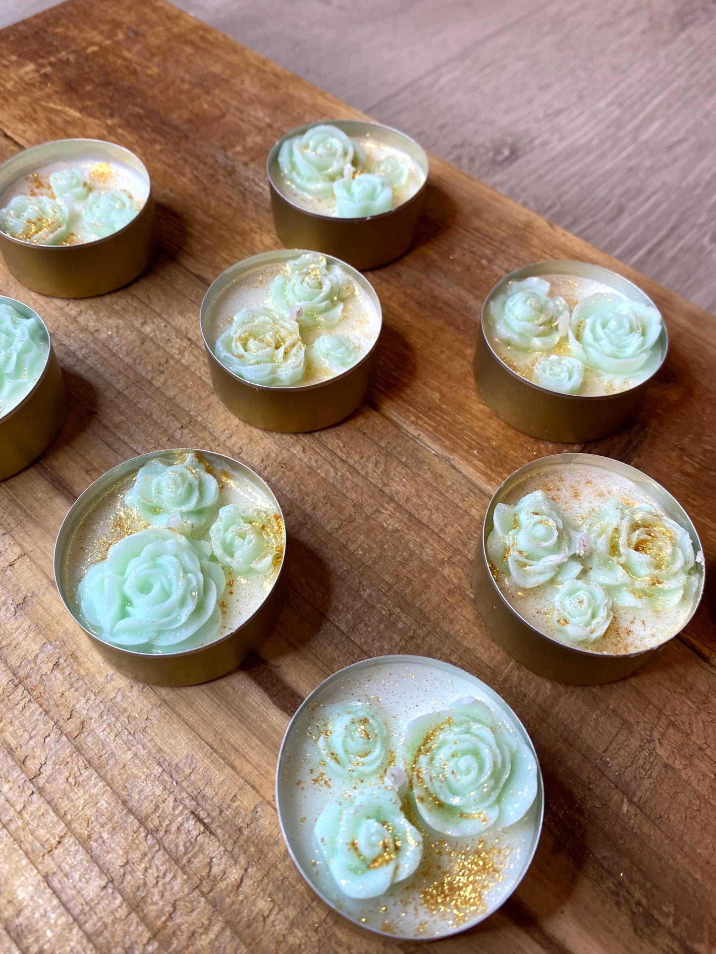 Teelicht-Set mit Wachsblüten , handgegossen