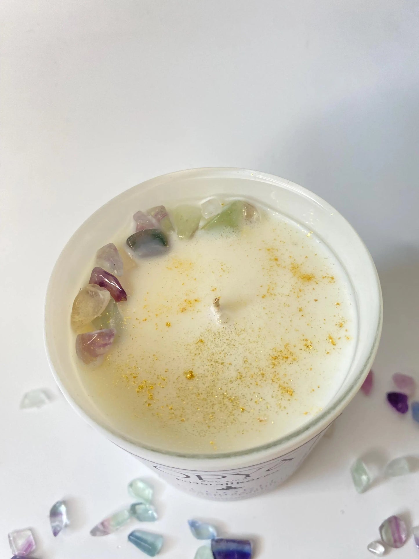 Kristall-Duft-Kerze mit Regenbogenfluorit-Kristallen