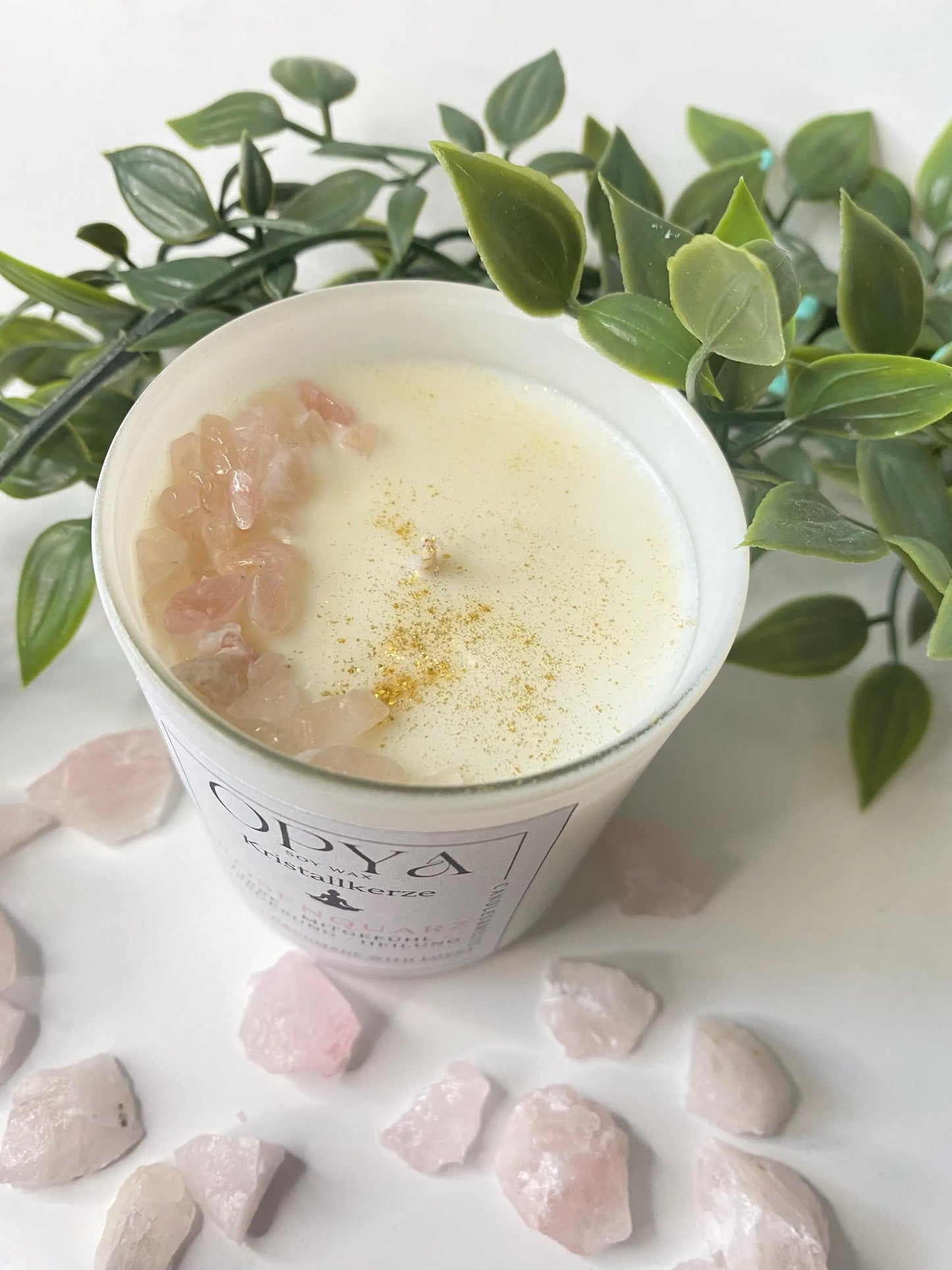 Kristall-Duft- Kerze, mit  Rosenquarz - Kristallen, 145 g , handgegossen