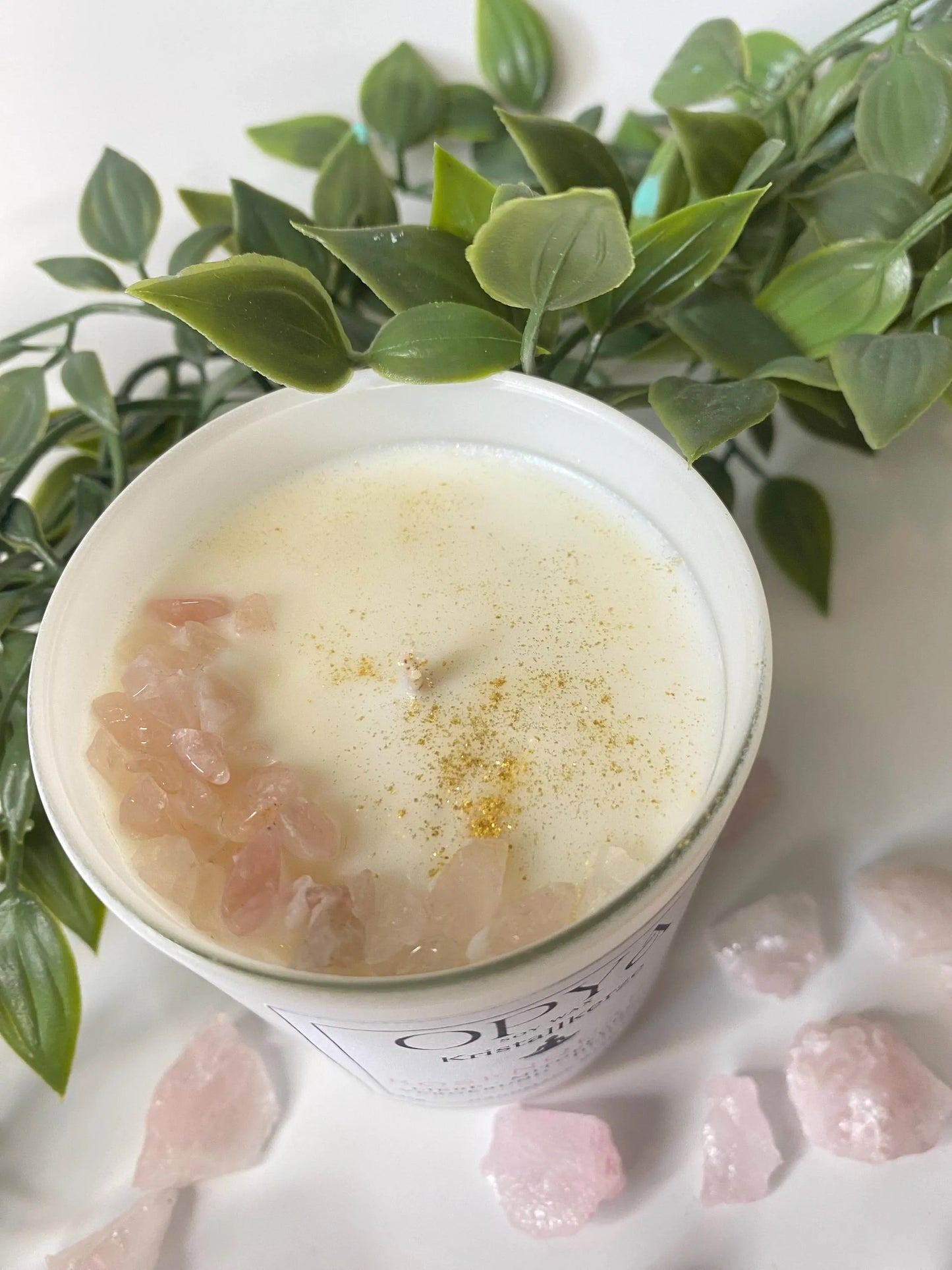 Kristall-Duft- Kerze, mit  Rosenquarz - Kristallen, 145 g , handgegossen