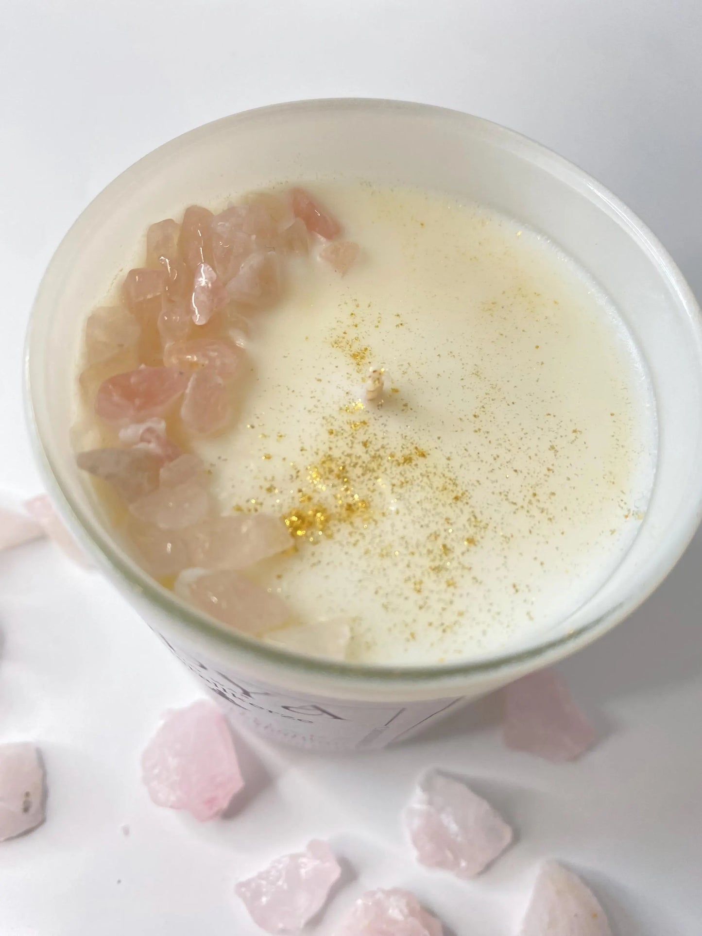 Kristall-Duft- Kerze, mit  Rosenquarz - Kristallen, 145 g , handgegossen