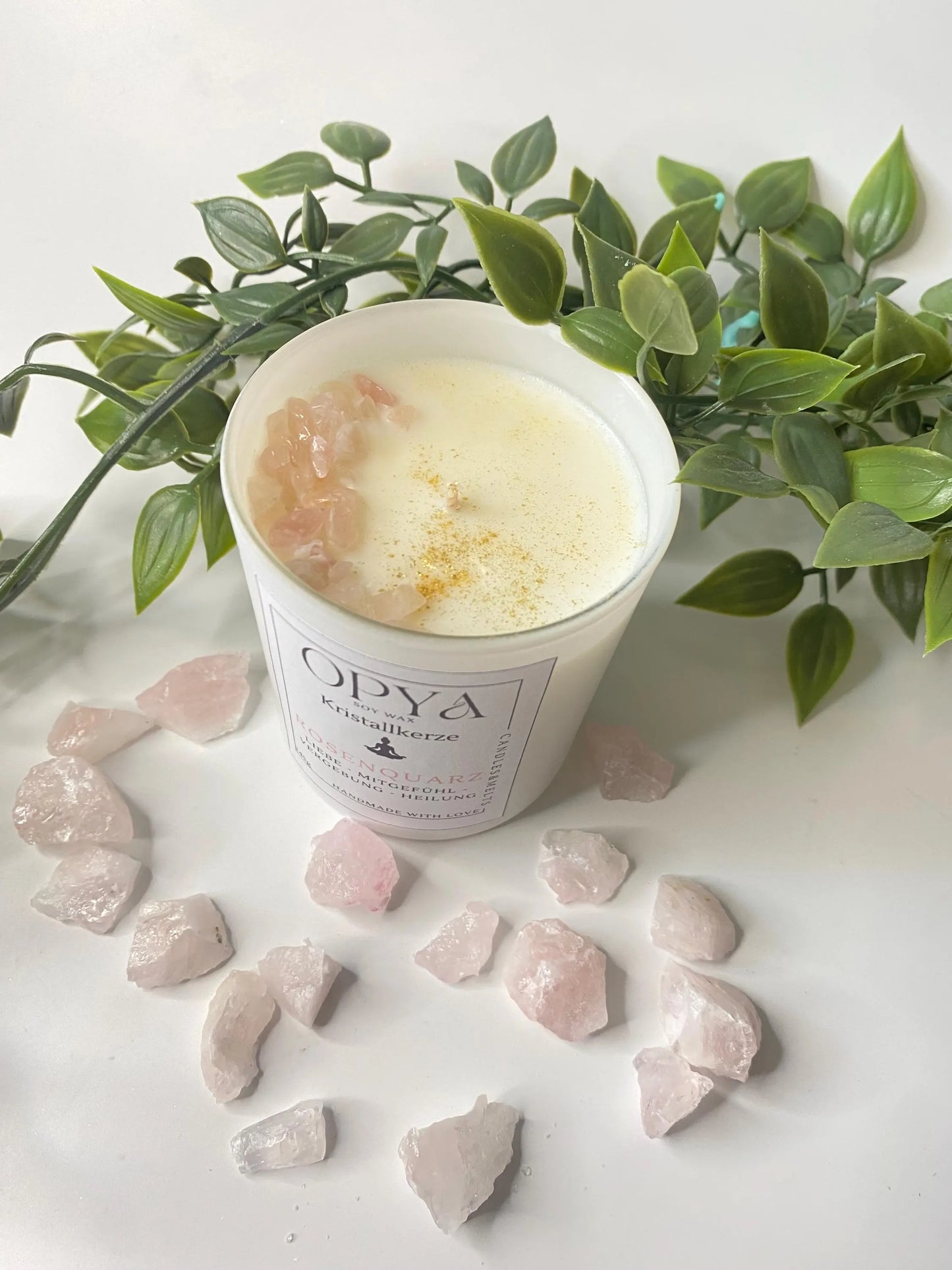 Kristall-Duft- Kerze, mit  Rosenquarz - Kristallen, 145 g , handgegossen