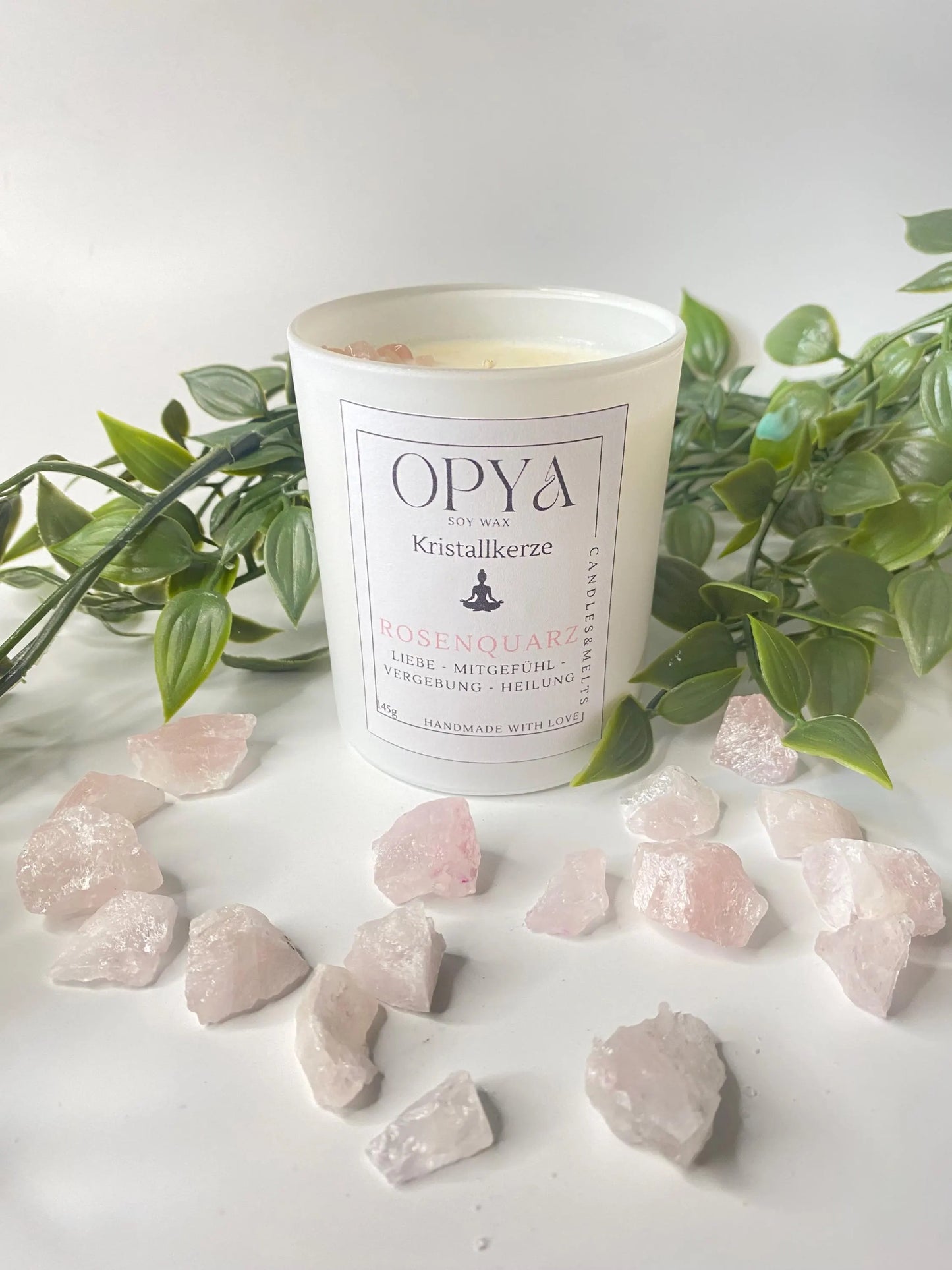 Kristall-Duft- Kerze, mit  Rosenquarz - Kristallen, 145 g , handgegossen