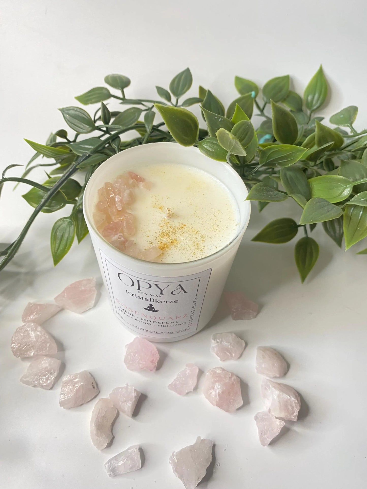 Kristall-Duft- Kerze, mit  Rosenquarz - Kristallen, 145 g , handgegossen