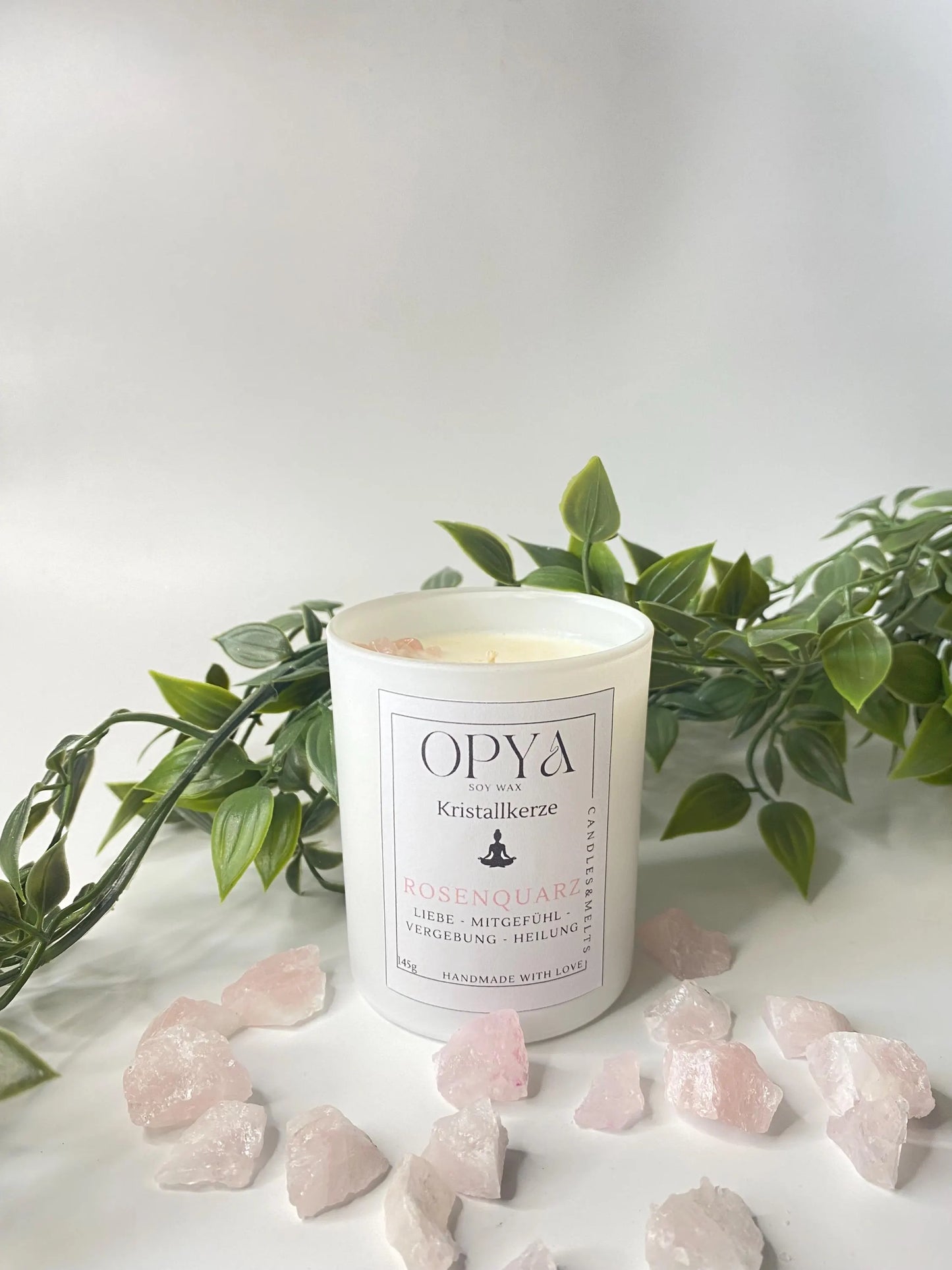 Kristall-Duft- Kerze, mit  Rosenquarz - Kristallen, 145 g , handgegossen