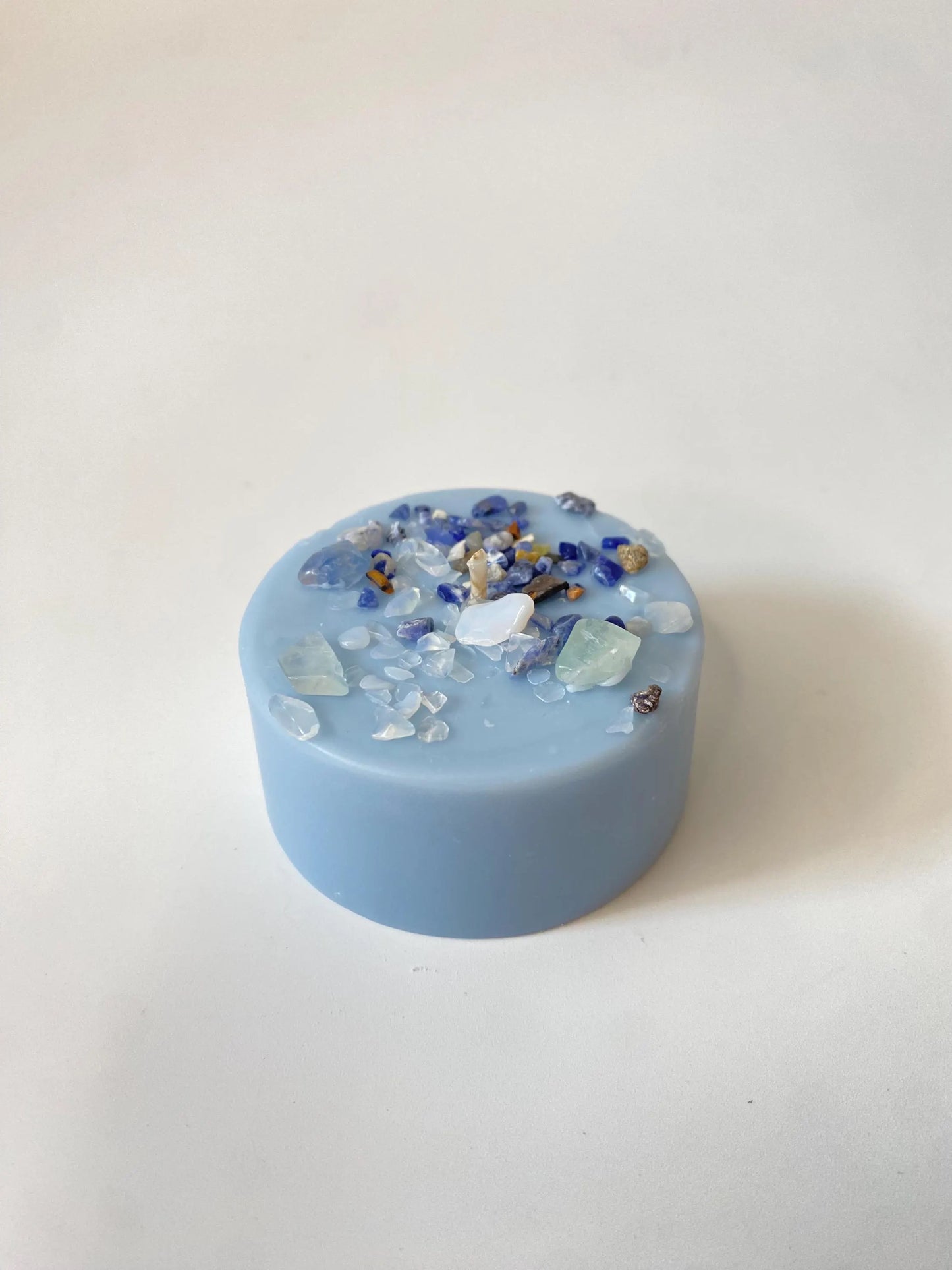 Ritual Kristallkerze mit Sodalith, Opalit und Fluroit - Jasmin Lilac Duft